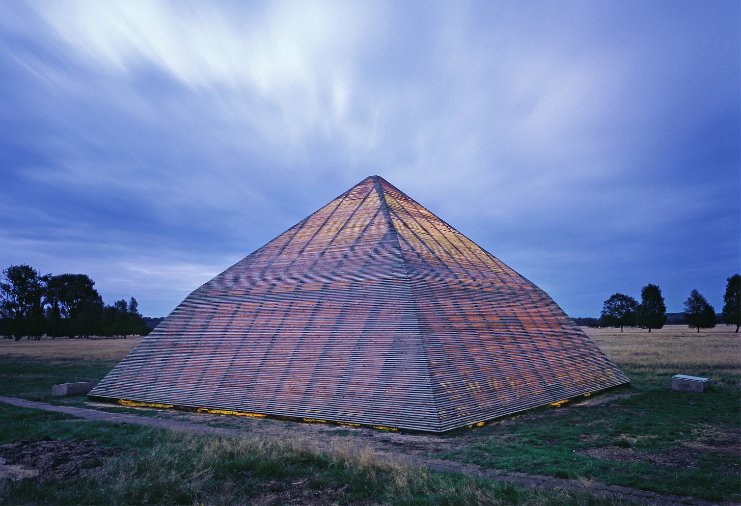 Umsetzung der Kunstinstallation "Knick-Pyramide"