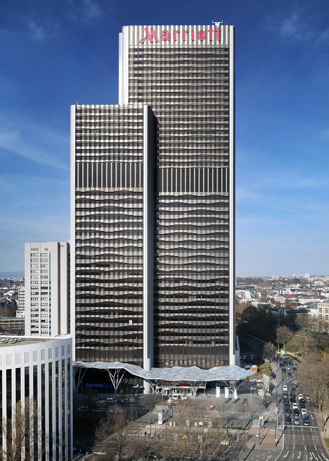 Design Enhancement, Mieterausbau, Fassadenrevitalisierung, Vordach- und Platzgestaltung für das Westend Gate Hochhaus in Frankfurt